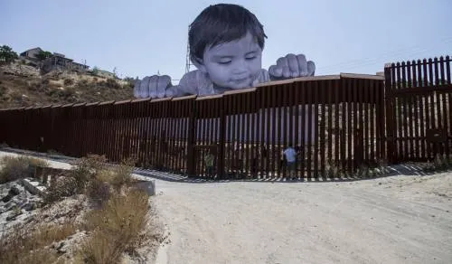 Conmueve cara de bebé gigante en frontera México-EEUU