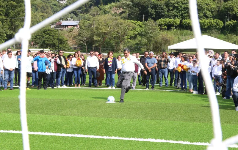 Gobernador de Puebla entrega unidades deportivas rehabilitadas en varios municipios 