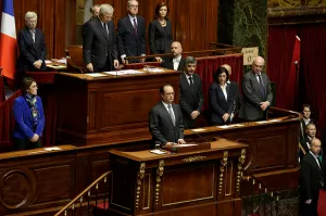 Anuncia Hollande más ataques en Siria y prolonga estado de emergencia
