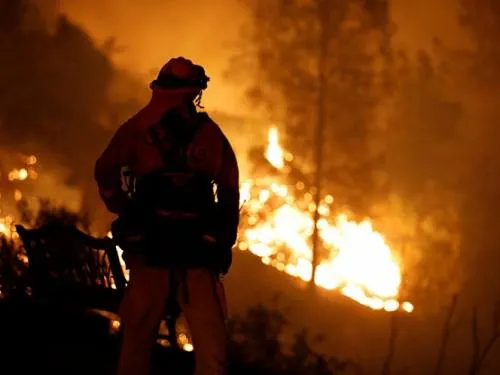 Detienen a supuesto causante de incendios en California