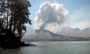Erupción volcánica provoca el cierre de aeropuertos en Indonesia