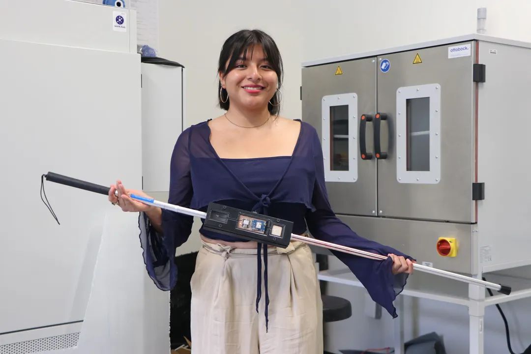 Independencia para personas ciegas: estudiante Ibero Puebla crea bastón inteligente