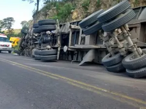Tráiler vuelca en la México-Puebla; interrumpe paso en ambos sentidos