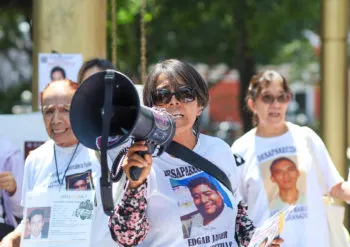 Integrantes del Colectivo Voz de los Desaparecidos en Puebla se manifiestan en el Día de la Madre
