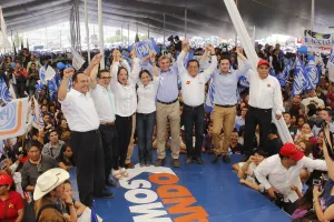 Diez mil poblanos cobijan a Tony Gali en primer evento masivo