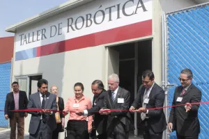Inaugura UMAD Taller de Robótica con robot de VW