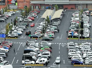 Se deben regular estacionamientos ubicados en centros comerciales