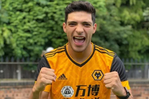 Raúl Jiménez luce los nuevos uniformes del Wolverhampton; se pone en duda su traspaso a la Juventus