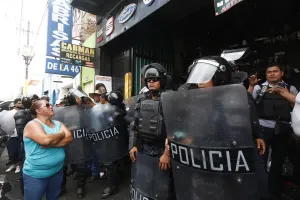 Clausuran cuatro establecimientos de la 46 Poniente en operativo