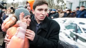 Joven en Rusia entra a escuela, toma rehenes y mata a policía y maestro