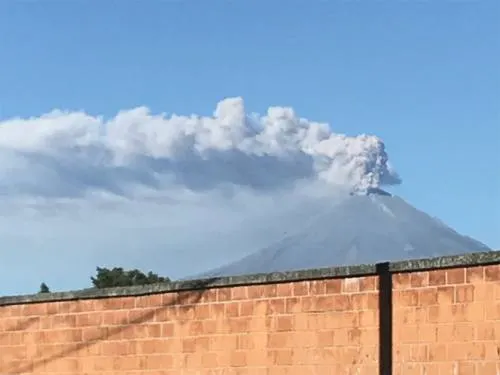 El “Popo” emite 160 exhalaciones; piden no acercarse al coloso