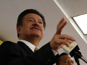 Continúa avanzada perredista contra Cuauhtémoc Cárdenas