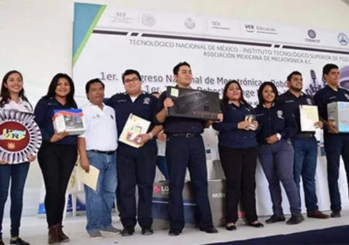 Alumnos poblanos ganan el tercer lugar en Categoría Minisumo de robots