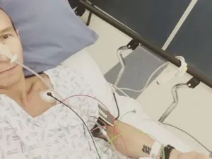 Por obstrucción estomacal, hospitalizan a Erick Rubín