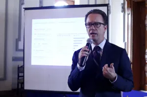 Niega Banck que entrega de tinacos se realice a cambio de credenciales INE