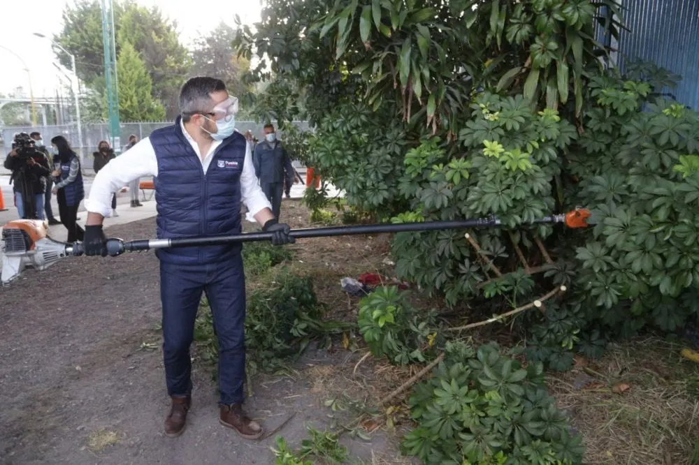 Ayuntamiento de Puebla hace limpieza integral en el bulevar Valsequillo