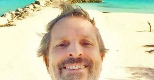 Tras rumores sobre su salud, Miguel Bosé afirma que está feliz y tranquilo