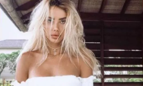 Ex de Justin Bieber presume su figura en bikini en playas mexicanas