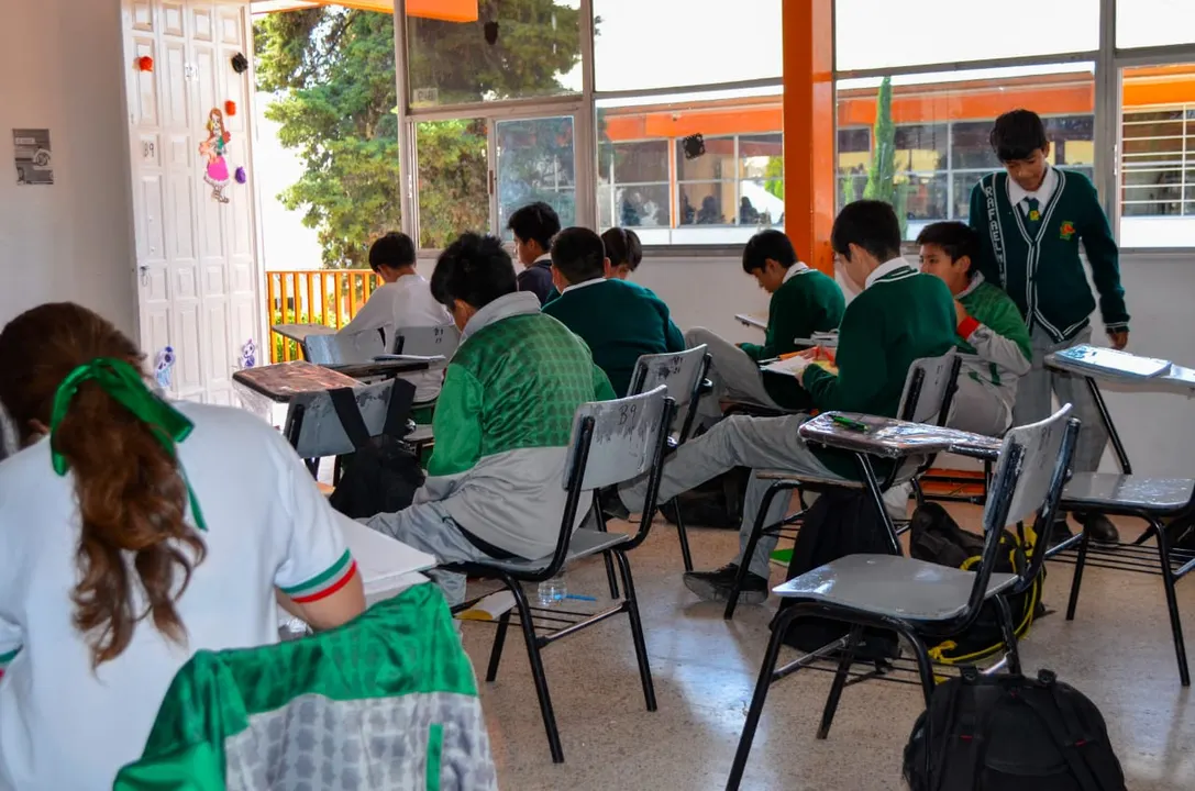 Alumnos de secundaria en clase