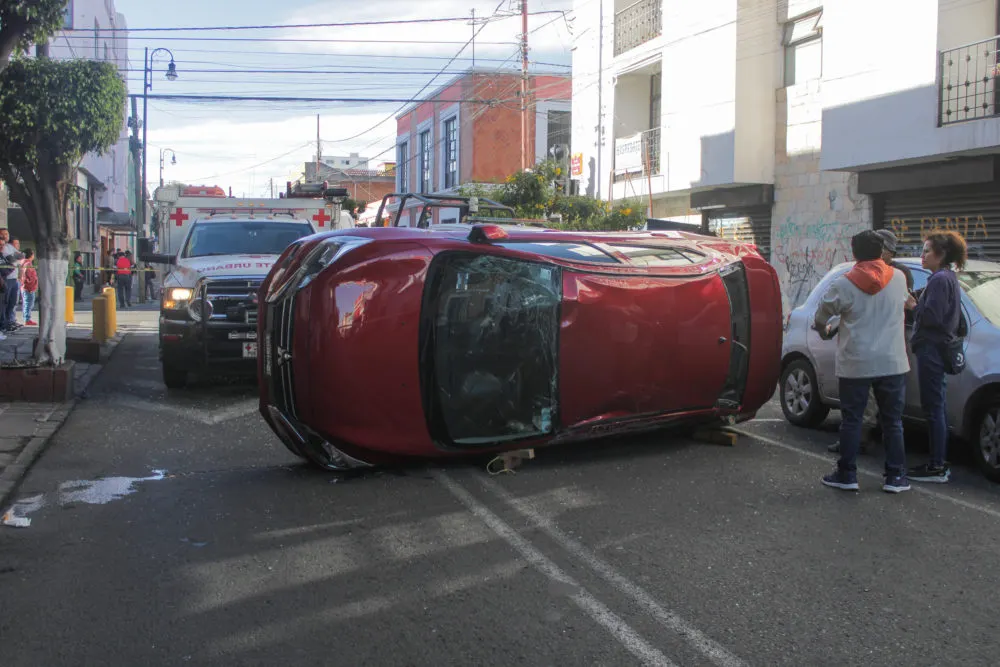 Volcadura de un vehículo en la 13 Poniente y 3 Sur