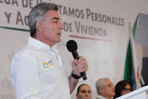 Reembolsa  el gobernador y el director del Infonavit créditos de vivienda