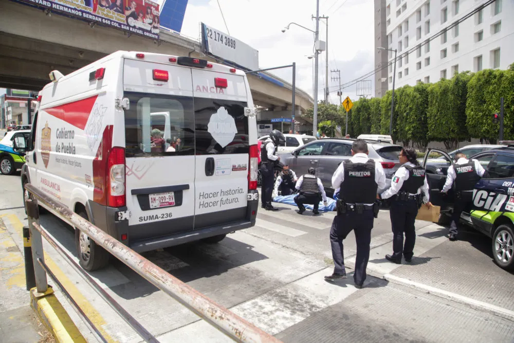 Hombre sufre infarto y muere tras accidente automovilístico en bulevar Atlixco