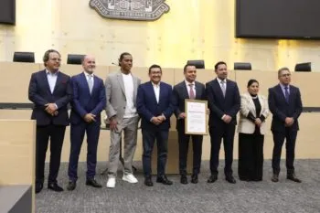 Reconocen en el Congreso de Puebla al presidente del Club de Fútbol Cruz Azul, Víctor Manuel Velázquez