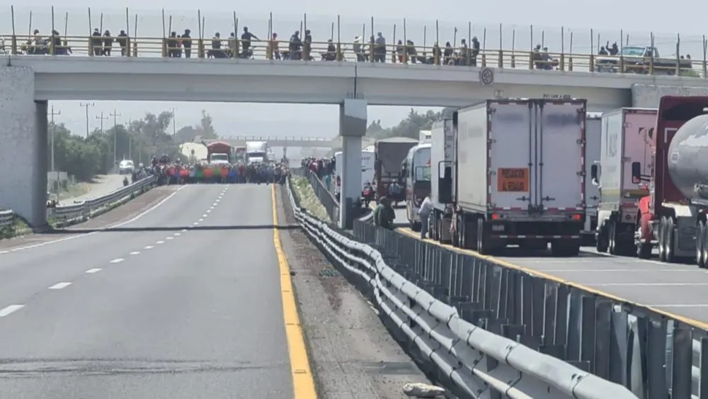 Habitantes de Palmarito bloquean la Puebla-Orizaba en apoyo a “El Toñín”