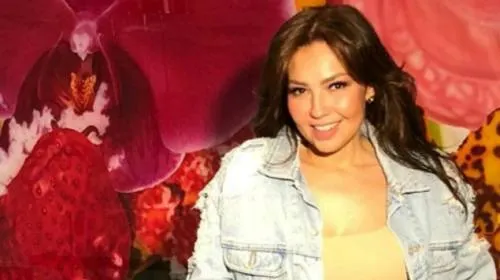 Critican y se burlan de Thalía por esta foto en lencería con unicornios
