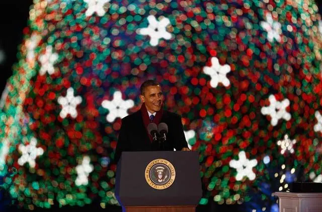 Obama ilumina tradicional árbol navideño