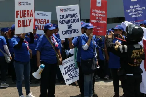 Aficionados de Cruz Azul exigen salida de Billy Alvarez tras los resultados