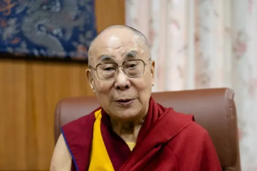 Dalai Lama se disculpa por señalar que su sucesora podría ser mujer “si fuera bonita”