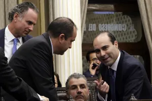 Exhortan diputados frenar cobros en estacionamientos de plazas