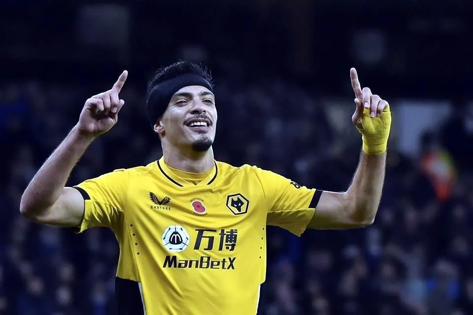 Raúl Jiménez brilla con un golazo ante el Everton