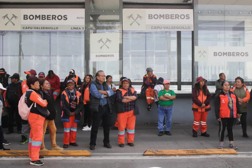 Trabajadores del Servicio de Limpia bloquean el bulevar Valsequillo; exigen diálogo directo con Pepe Chedraui