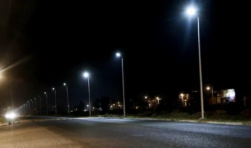 Arrancan proyecto de alumbrado público solar