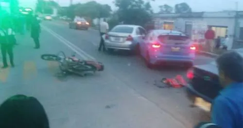 Se registra fuerte accidente en la 11 sur entre 2 vehículos y una motocicleta