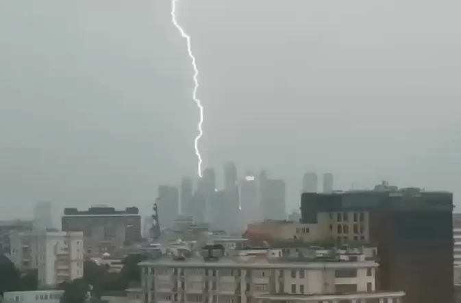 Tormenta eléctrica y lluvia en Rusia