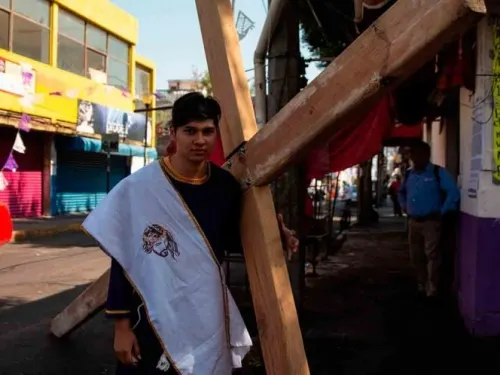 Por Covid-19, Morelia celebra viacrucis a puerta cerrada