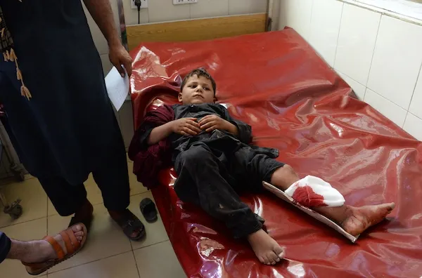 Un niño herido durante el ataque doble en Jalalabad contra una escuela (AFP)
