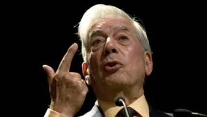 Vargas Llosa se lanza contra Fidel Castro, es “un ser prehistórico” alega