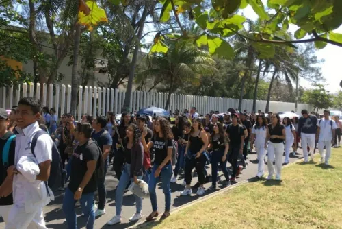 Estudiantes en Veracruz se suman a protesta del multihomicidio de Puebla
