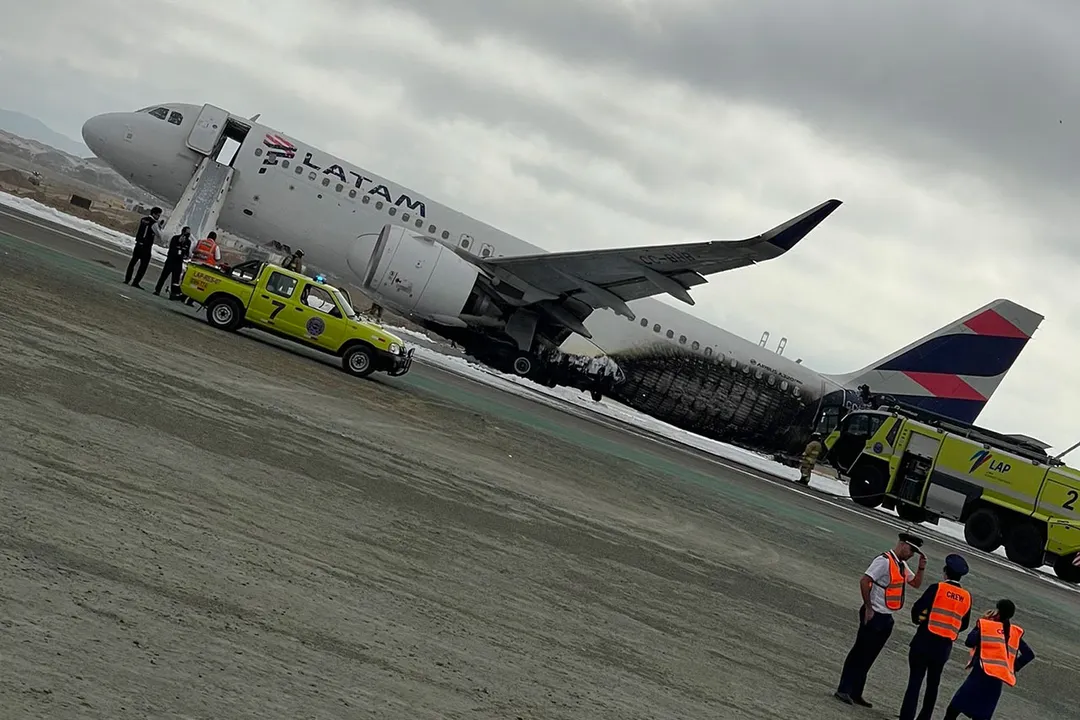 Choque Avion Vehiculo Aeropuerto Lima