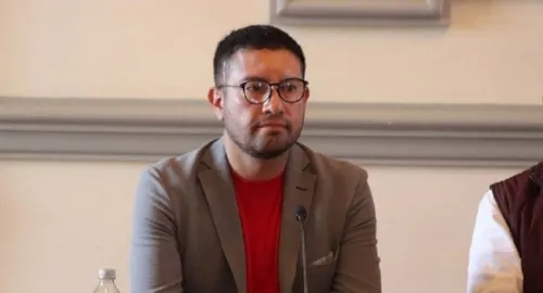 Eduardo Covián pide a Acosta demostrar que se benefició a esposo de secretaria de Movilidad