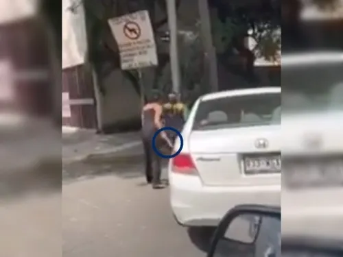 #LadyChancla lanza patada y amenaza con sandalia a policía en CDMX