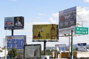 Ayuntamiento supervisa espectaculares para evitar accidentes