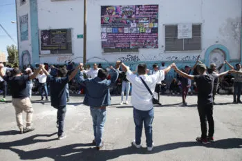 Ante las nuevas restricciones, huehues de Xonaca aceptan realizar su carnaval en un salón social