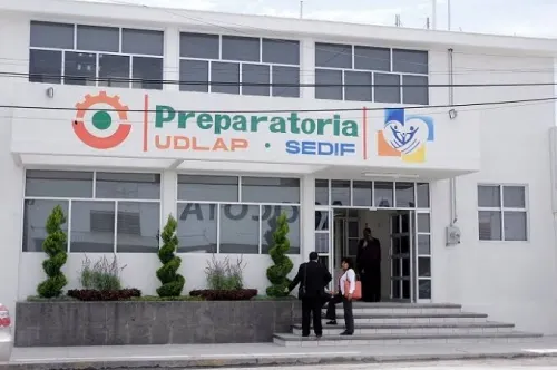 Padres de familia acusan que intentan desaparecer Bachillerato DIF-UDLAP