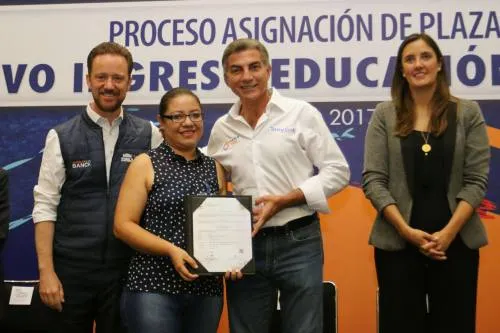 Tony Gali entrega plazas a docentes de educación básica
