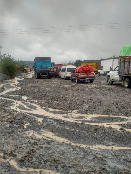 Pertinaz lluvia genera deslave de arena en la carretera Zacatepec